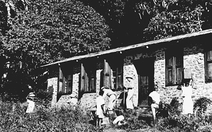 Datei:1945 bismarck hut 720x450.jpg