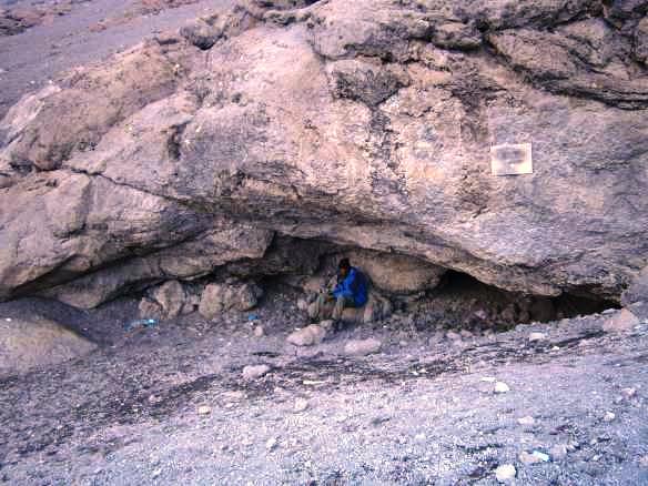 Datei:2012 Kibo Meyer Höhle.jpg