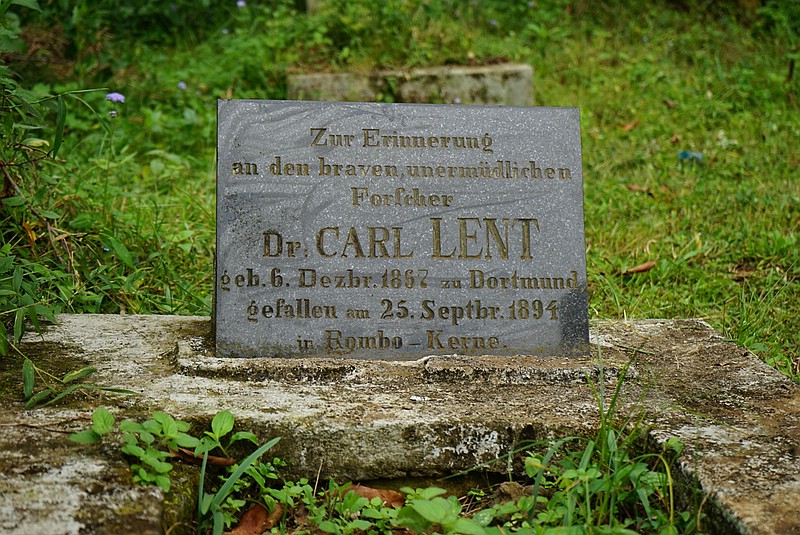 Datei:2018 Dr Carl Lent Grab Marangu 01.jpg