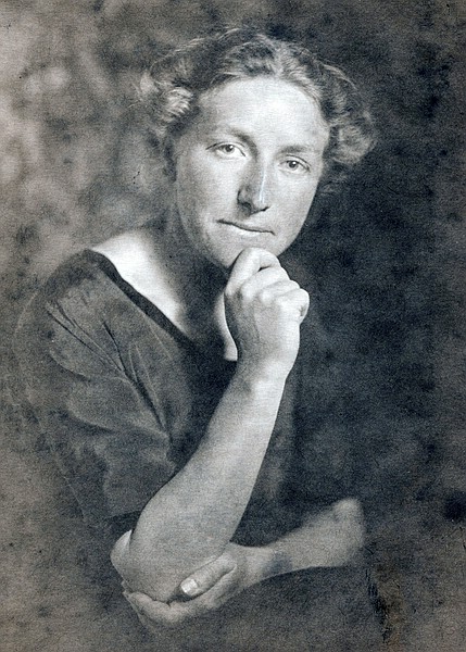 Datei:1910 Clara von Ruckteschelll-Trueb.jpg