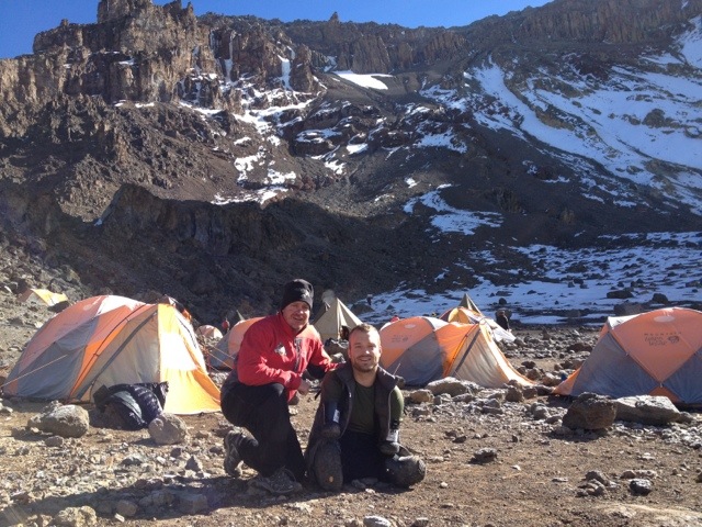 Datei:2012 01 15 Kyle Maynard am Kilimanjaro-Gipfel 03 .jpg