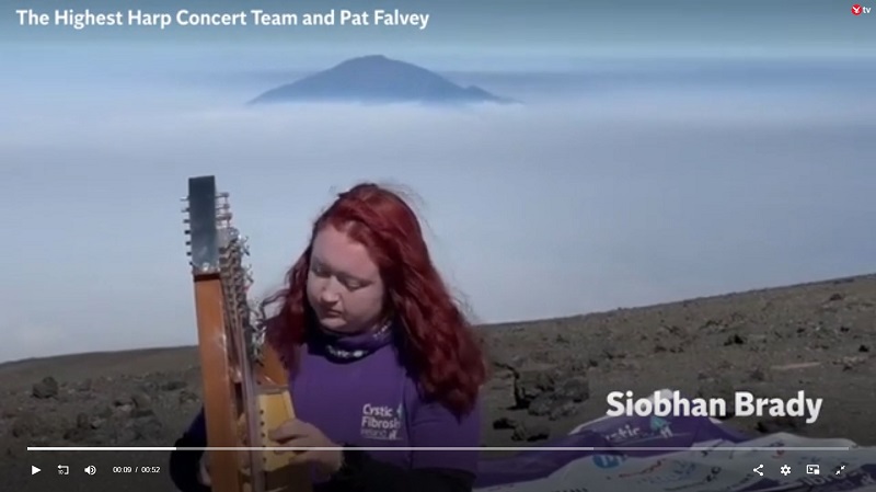 Datei:2023-11-20 Highest Harp Concert On Kilimanjaro.jpg