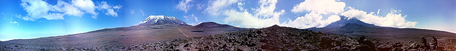 16.07.1997 - Auf dem Kibo-Saddle ( 4.300 m.a.S.L. ) mit Blick nacch Westen zum Kibo-Krater und nach Westen zum Mawenzi - © Detlev Kostka [1]