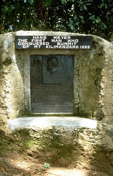 Datei:1997 Marangu Gate - Hans Meyer Gedenktafel 600px.jpg