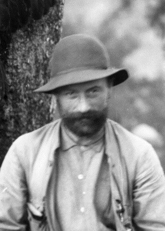 Datei:1889 Ludwig Purtscheller am Kilimandscharo 460px.jpg