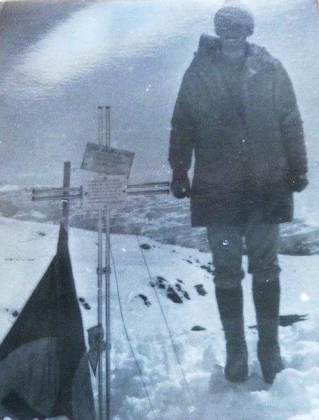 Datei:1968 09 19-Kilimanjaro-Gipfel 600px.jpg