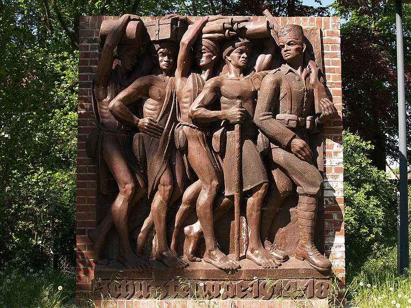 Datei:Walter von Ruckteschell Askari-Denkmal-Hamburg 01 800px.jpg
