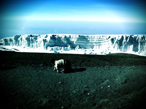 Datei:2012 01 15 Kyle Maynard am Kilimanjaro-Gipfel 02 .jpg