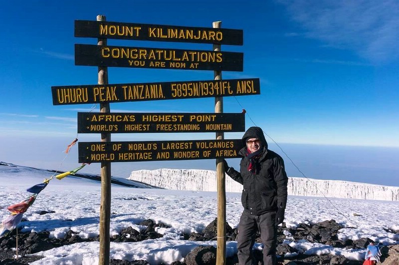 Datei:2015 06 15 Zweites Gipfelschild am Uhuru Peak 800px.jpg