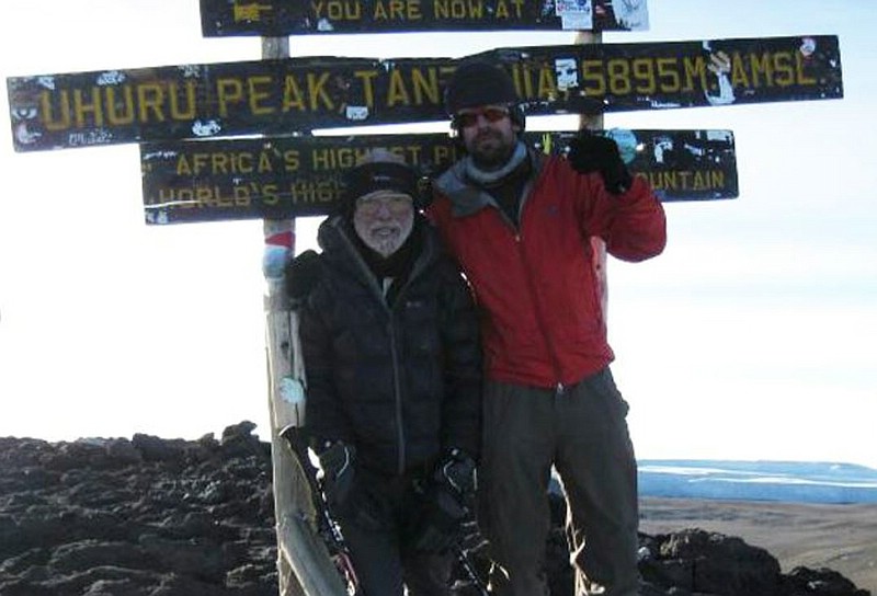 Datei:2010 07 14 George Solt 82 Uhuru Peak 800px.jpg