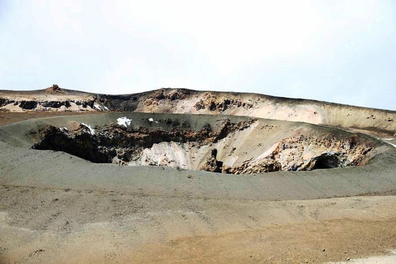 Datei:2013 Kilimanjaro Reusch-Krater Ash-Pit 800px.jpg