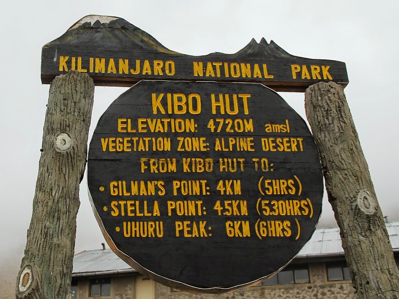 Datei:2014 09 30 Kibo Hut.jpg