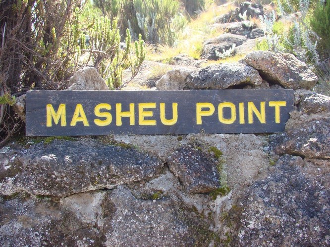 Datei:2008-06-30 Marangu Route Masheu Point 3182m.jpg