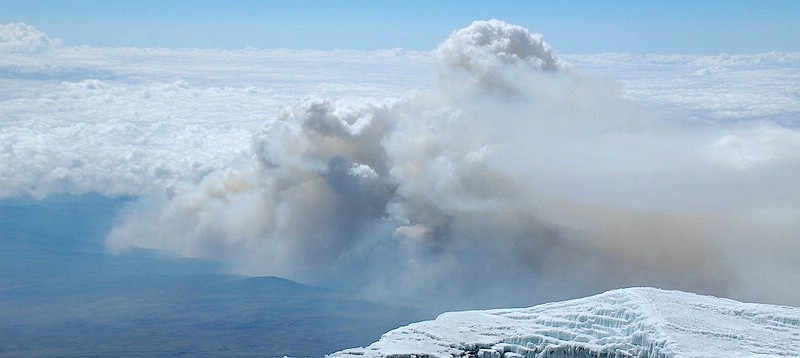 Datei:2020-10-18 Rauchwolke ueber Gletscher.jpg