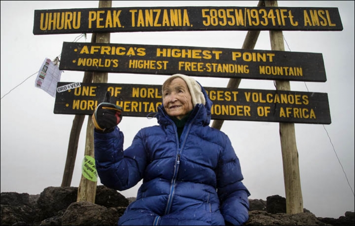 Datei:2015 10 29 Angela Vorobyova 86 uhuru peak.jpg