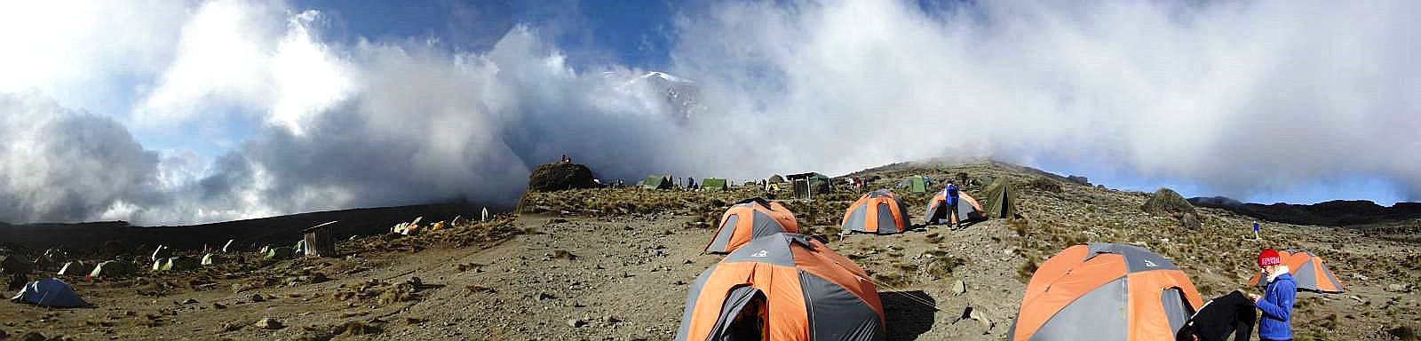 Im Karanga Camp (3.925 m.a.S.L.) mit Blick nach Norden zum Kibo - Januar 2013 - © Dieter G. Weiss [1]