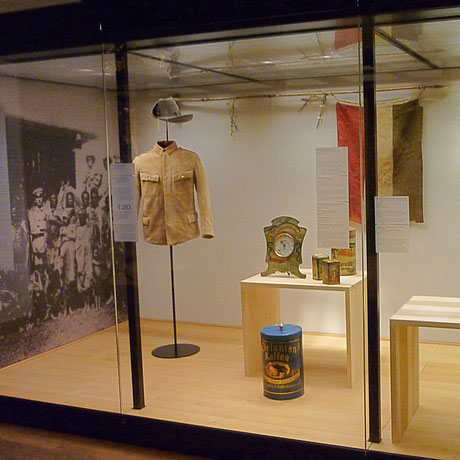 Datei:2016 DHM Berlin Vitrine DOA.jpg