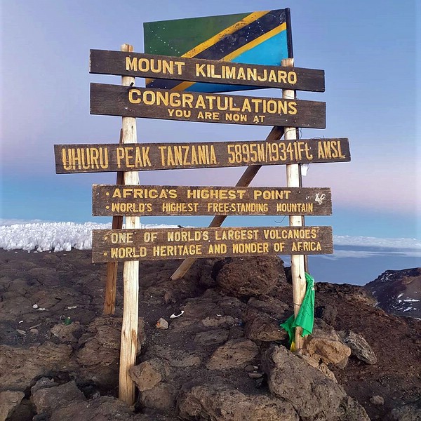 Datei:2018 09 30 Uhuru Peak Gipfelschild.jpg