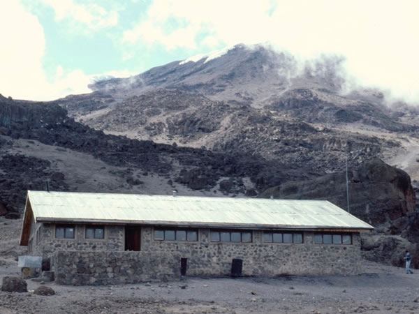 Datei:1985 Kilimanjaro Kibo-Hut.jpg