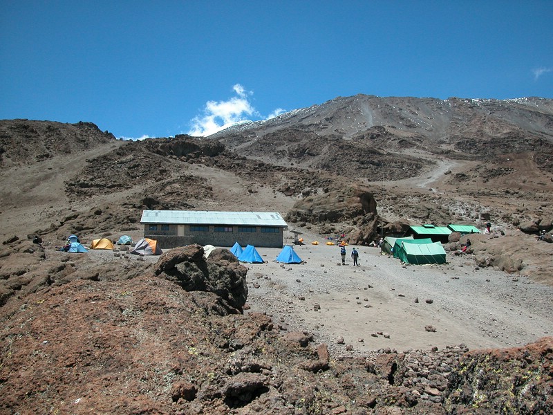 Datei:2005 Kibo-Hut.jpg