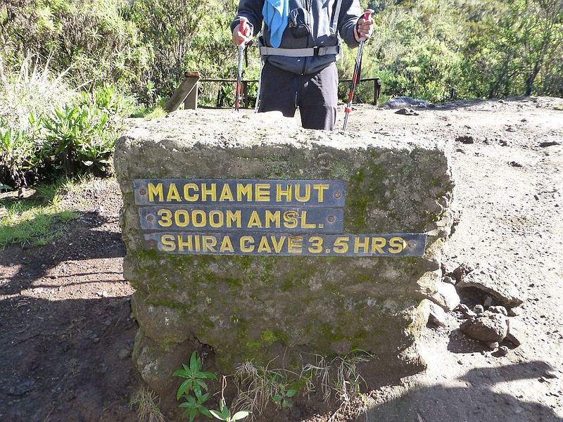 Datei:2010 wegweiser-zur-shira-cave 800px.jpg