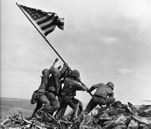 Datei:1945 02 23 flaggenhissung iwo jima 500x428.jpg