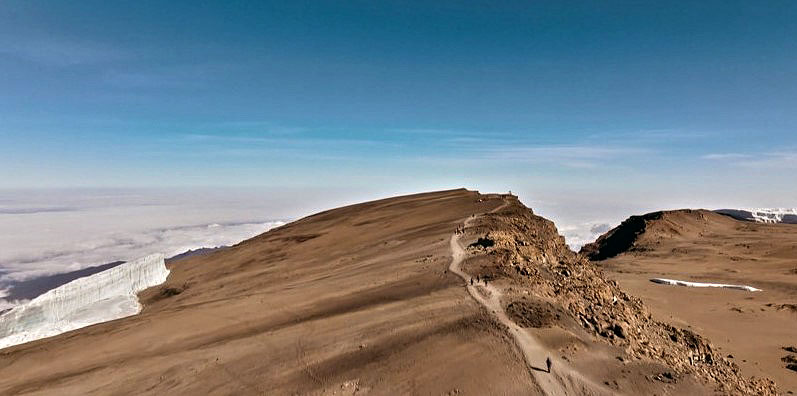 Datei:2023 Kersten-Gletscher Uhuru-Peak.jpg