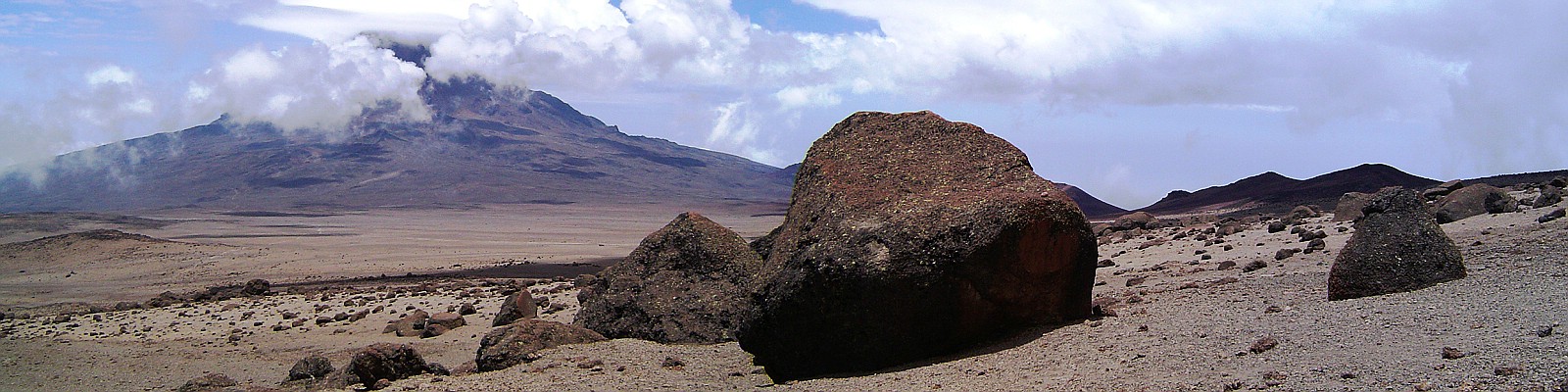 Auf dem Kibo-Saddle(4.545 m.a.S.L.) mit Blick nach Ost zum Mawenzi - © panoramio [2]