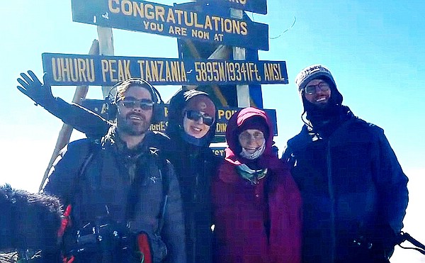 Datei:2019 07 18 Anne Lorimor 89 at-Uhuru Peak.jpg