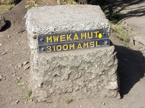 Datei:2005 Schild Mweka Hut.jpg