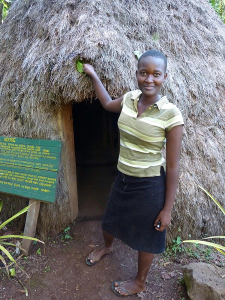 Datei:2012 Chagga Frau vor traditioneller Behausung.jpg