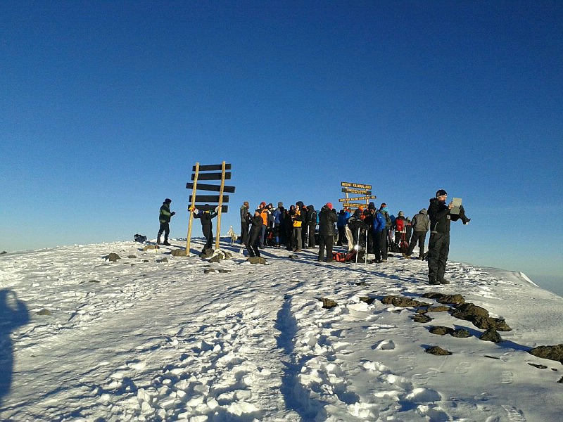Datei:2015 02 20 Zwei Gipfelschilder am Uhuru Peak.jpg