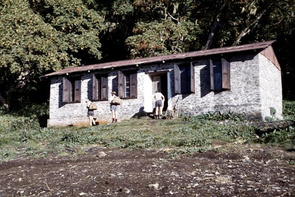 Datei:1959 Kilimandscharo Bismarck-Huette.jpg