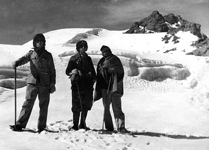 Datei:01 1945 summit with guide flickr 720.jpg
