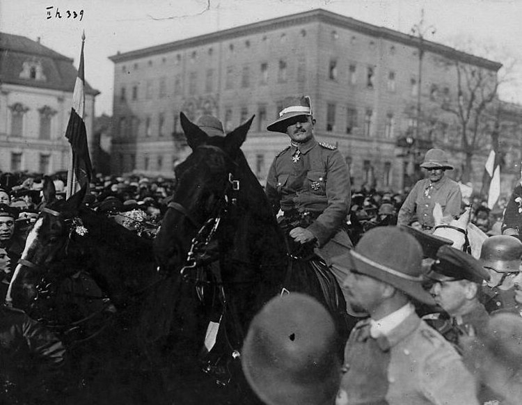 Datei:1919 Lettow-Vorbeck und Walter Ruckteschell in Berlin 750px.jpg