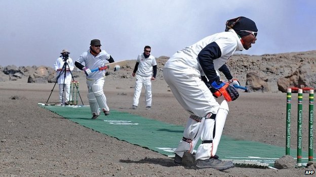 Datei:2014 09 26 Cricket Player on Summit of Kilimanjaro 03.jpg