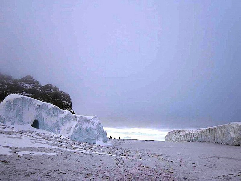 Datei:2012 12 27 Eisgrotte am Furtwangler Gletscher 800px.jpg