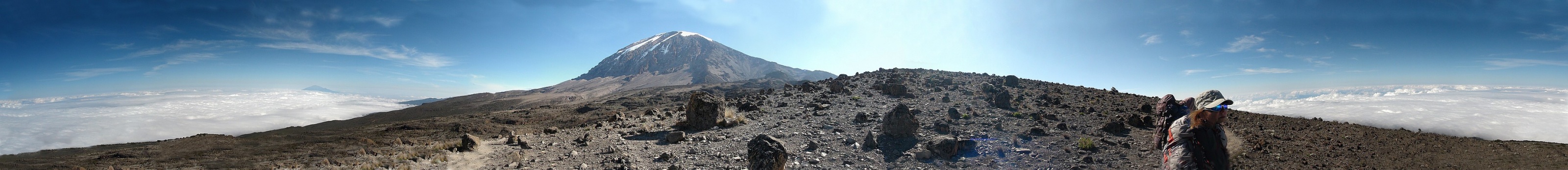 Auf der Mweka-Abstieg-Route (3.900 m.a.S.L.) mit 360° Blick mittig nach Nord-West zum Kibo - Juni 2014 - © Jens Teichmann [1]