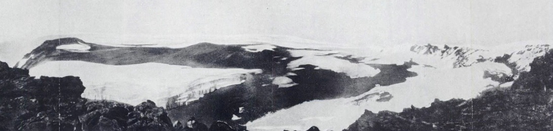 Der Furtwängler Gletscher in der Kibo-Kaldera im Januar 1929.Der Gletscher liegt hier noch mit bis zu 60m hohen Flanken sowie einer ca. 120.000 m² (ca. 16,8 Fußballfelder [8] ) großen Grundfläche neben der Eisburg auf dem Kibo-Kraterboden
