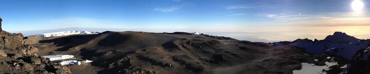 27.01.2013 - Am Uhuru Peak ( 5.895 m.a.S.L. ) mit Blick nach Norden in die Kibo-Kaldera - © Steffi Lomp [6]