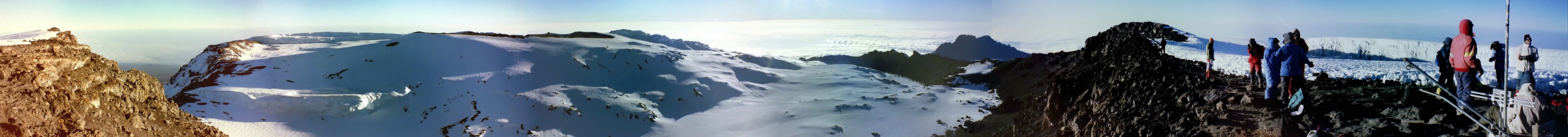 17.07.1997 - Am Uhuru Peak ( 5.895 m.a.S.L. ) mit Blick von Norden ( Kibo-Kaldera mit Furtwängler Gletscher) über Osten (Mawenzi) nach Süden (Kersten-Gletscher) - © Detlev Kostka [4]