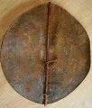Deutsch-Ostafrika-Fort-Moschi-MBUGWE-Leder-Schild 002.jpg