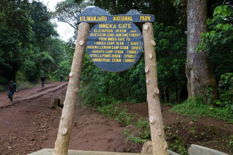 Datei:2015 Schild Mweka Gate.jpg