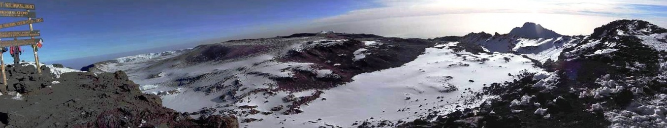 04.03.2015 - Gipfelpanorama am Uhuru Peak ( 5.895 m.a.S.L. ) mit Blick nach Norden ( Kibo-Kaldera) über Osten (Mawenzi) - © Jens Teichmann [8]